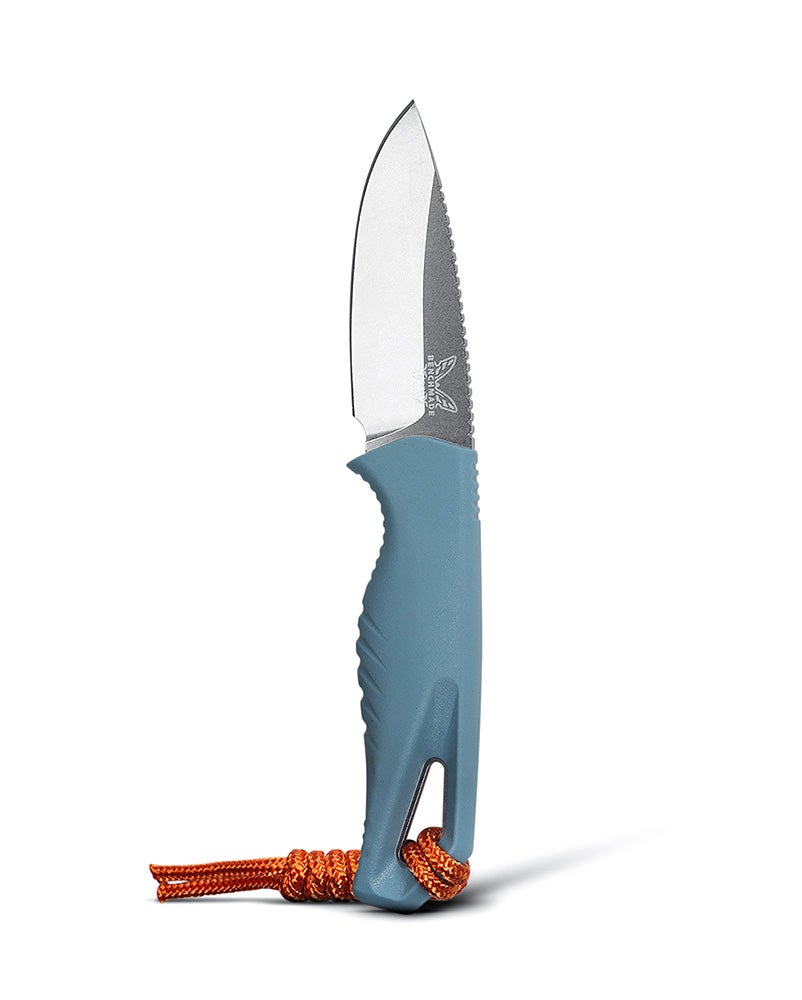 Benchmade 18050S Intersect fiskekniv med delvist savtakket MagnaCut drop point-blad og Depth Blue Santoprene-skæfte