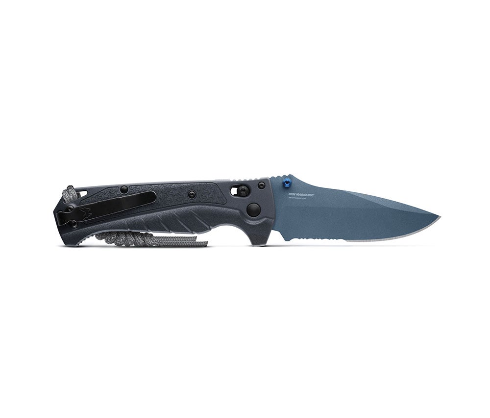 Benchmade 18060SBT-01 Adira foldekniv med delvist savtakket MagnaCut-blad i Cerakote Blue Titanium og Tempest Gray Grivory-skæfte