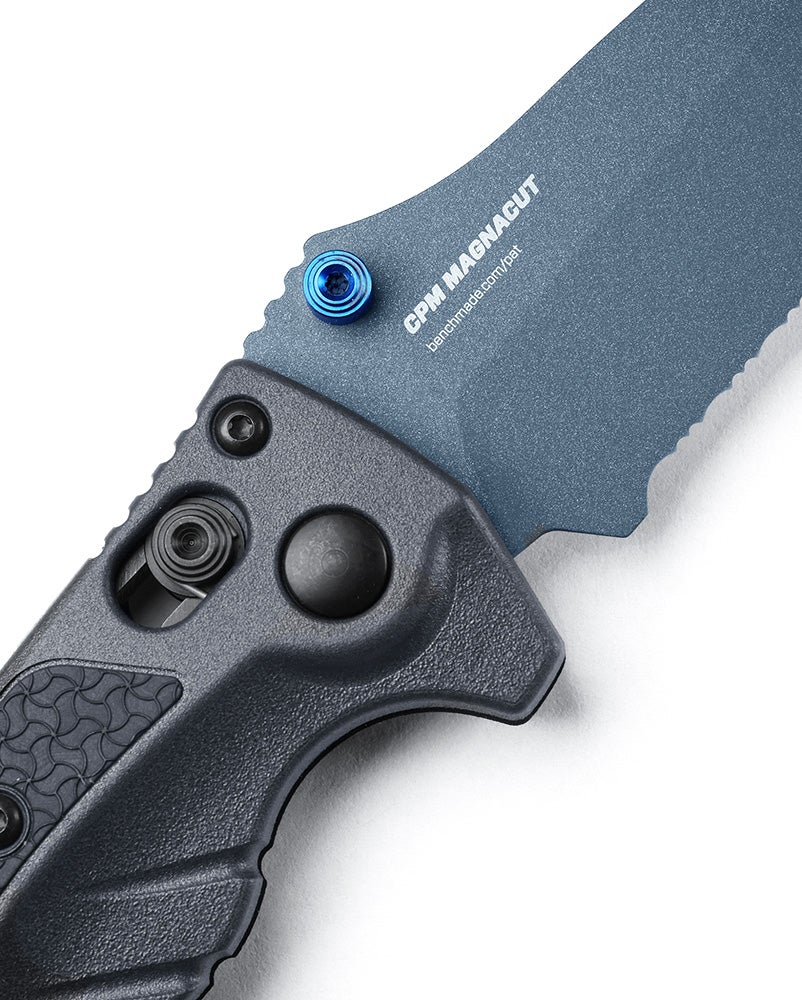 Benchmade 18065SBT-01 Mini Adira foldekniv med delvist savtakket MagnaCut-blad i Cerakote Blue Titanium og Tempest Gray Grivory-skæfte