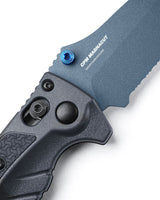 Benchmade 18065SBT-01 Mini Adira foldekniv med delvist savtakket MagnaCut-blad i Cerakote Blue Titanium og Tempest Gray Grivory-skæfte