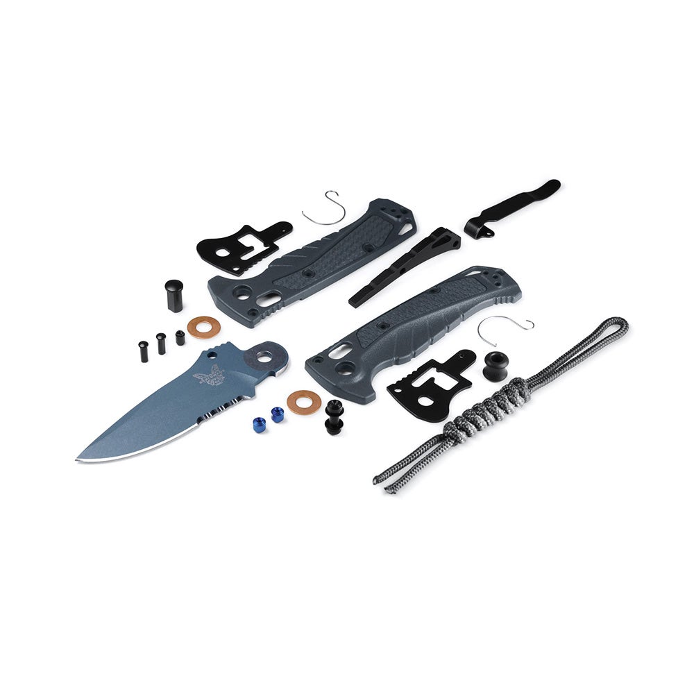 Benchmade 18065SBT-01 Mini Adira foldekniv med delvist savtakket MagnaCut-blad i Cerakote Blue Titanium og Tempest Gray Grivory-skæfte
