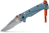 Benchmade 18065S Mini Adira foldekniv med delvist savtakket MagnaCut drop point-blad, Depth Blue Grivory-skæfte og orange lanyard