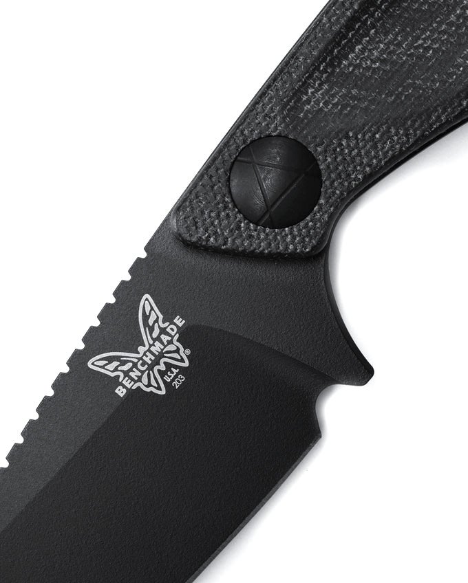 Benchmade 203BK-02 Dacian kniv med fast MagnaCut spear point-blad i sort Cerakote, sort Canvas Micarta-skæfte og sort læderskede