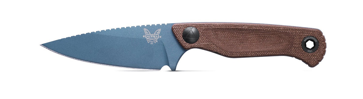 Benchmade 203BT-03 Dacian kniv med fast MagnaCut spear point-blad i Blue Titanium Cerakote, brunt Canvas Micarta-skæfte og læderskede