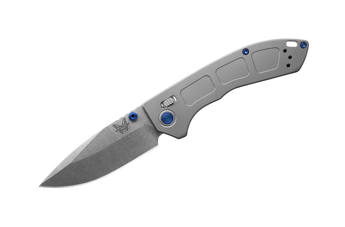 Benchmade 743 Mini Narrows foldekniv med stonewash CPM-20CV drop-point blad og gråt skæfte i titanium med Sapphire Blue-detaljer