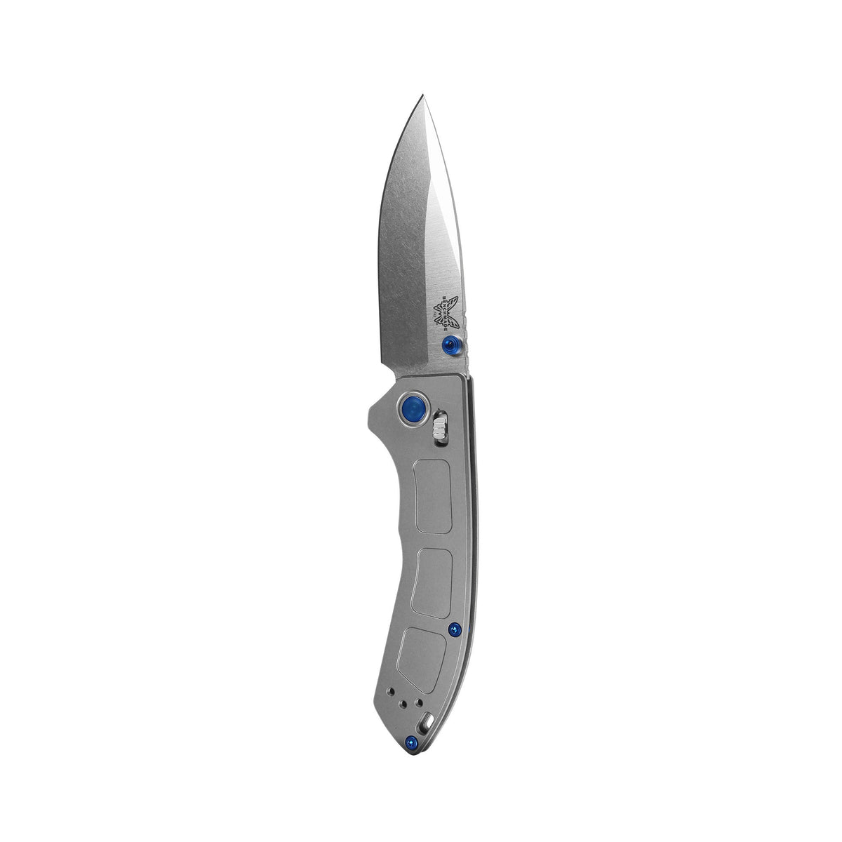 Benchmade 743 Mini Narrows foldekniv med stonewash CPM-20CV drop-point blad og gråt skæfte i titanium med Sapphire Blue-detaljer