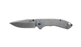 Benchmade 743 Mini Narrows foldekniv med stonewash CPM-20CV drop-point blad og gråt skæfte i titanium med Sapphire Blue-detaljer