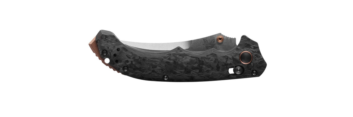 Benchmade 865-02 Mini Bedlam foldekniv med stonewash CPM-S90V scimitar-blad og skæfte i kulfiber med kobberdetaljer