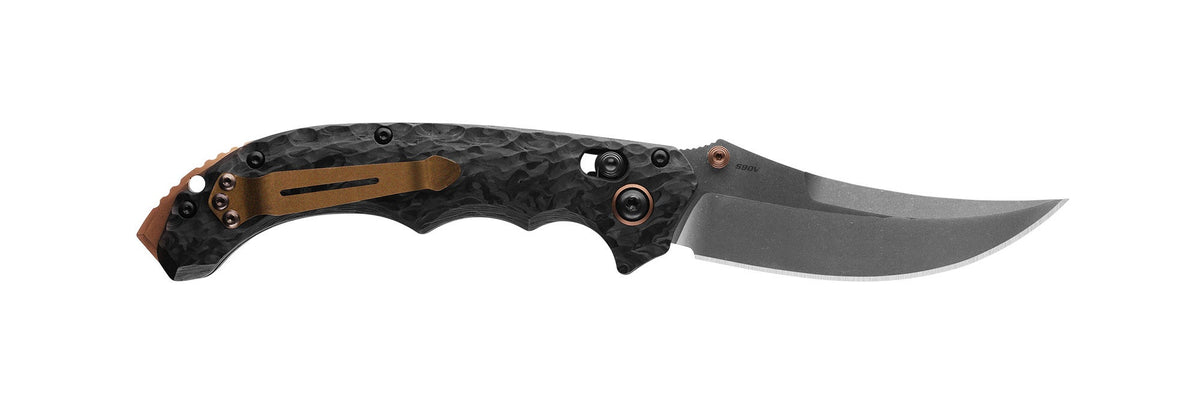 Benchmade 865-02 Mini Bedlam foldekniv med stonewash CPM-S90V scimitar-blad og skæfte i kulfiber med kobberdetaljer