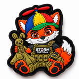 Baby Hank PVC patch fra Hank Tactical med propelkasket, taktisk vest og kanin på hvid baggrund
