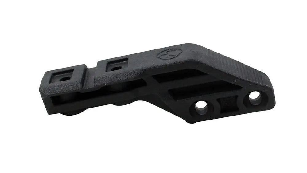 Magpul Scout Mount venstre side på et sort baggrund.