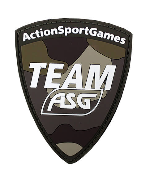 Team ASG PVC patch i sandfarvet multicam design for airsoft og taktisk udstyr.