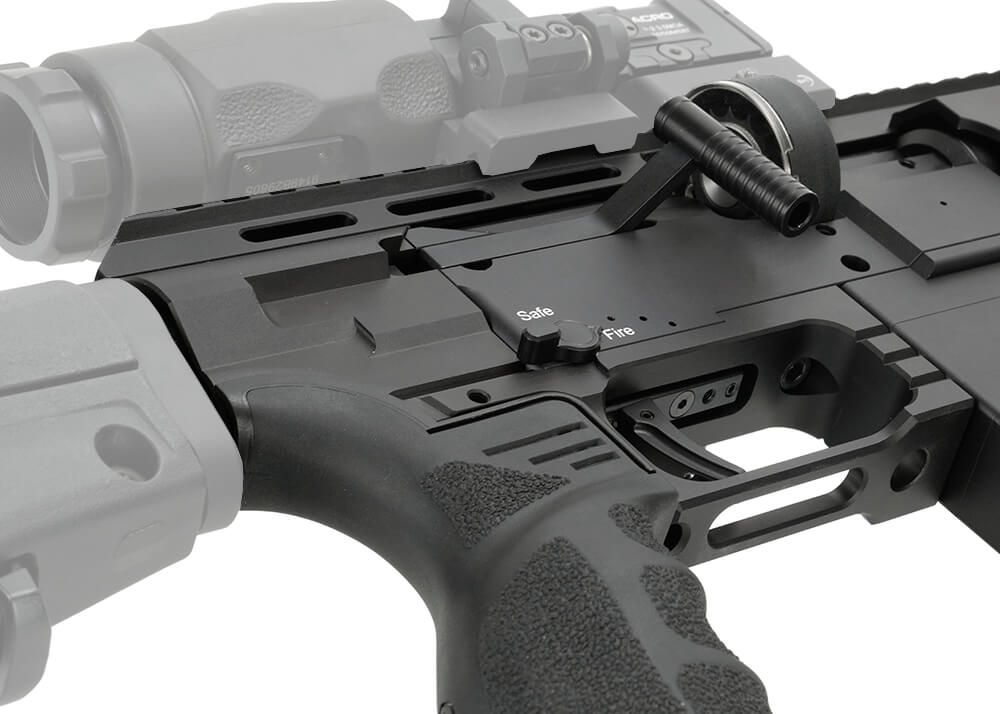 FX DRS Tactical 700 PCP-luftgevær i 4,5 mm med langt løb, UG-1 greb og Arca-Swiss-skinne